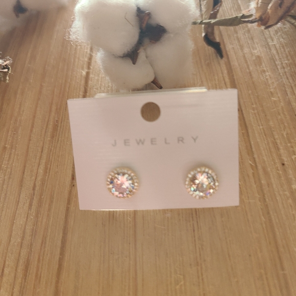 ⭐️⭐️NEW⭐️⭐️Beautiful Dainty CZ stud earrings in GOLD - Picture 10 of 14